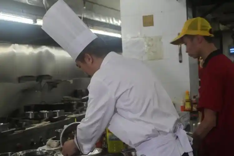 三道菜都觉得自己要"窒息"了,如果要在里面待好几个小时,不停地炒菜呢