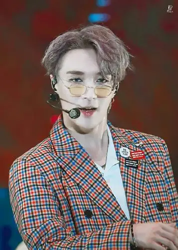 张艺兴紫发造型亮相 眼妆超迷人 蓝色美瞳好魔幻|美瞳|眼妆|暗夜骑士