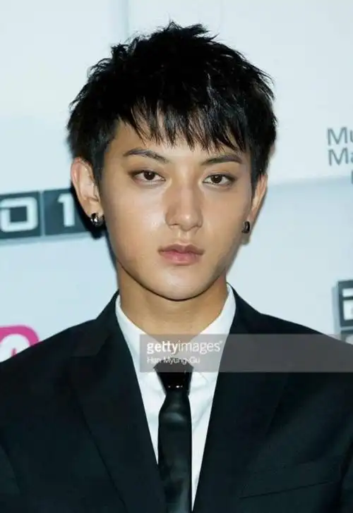 黄子韬,黑眼圈严重,肤色也比较黑.但皮肤不错,毕竟年轻啊