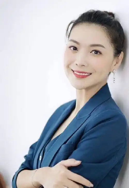 主持人栗坤晒照,元气满满的少女气质,只是不见传闻中的老公出镜_北京