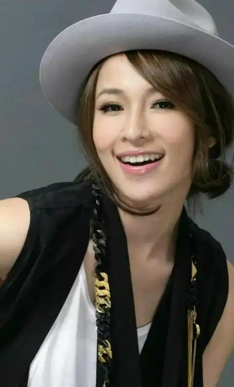 萧亚轩43岁大变脸曝光网友震惊不已连识别都困难了