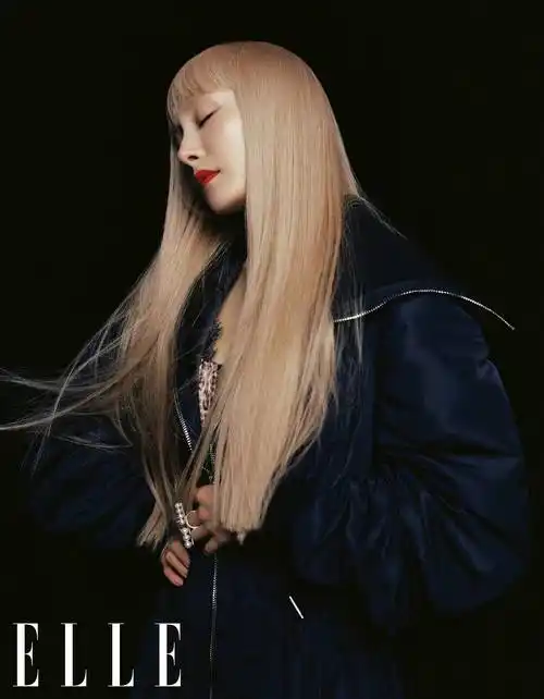 杨幂挑战金发齐刘海 豹纹上衣搭红皮裙酷飒性感