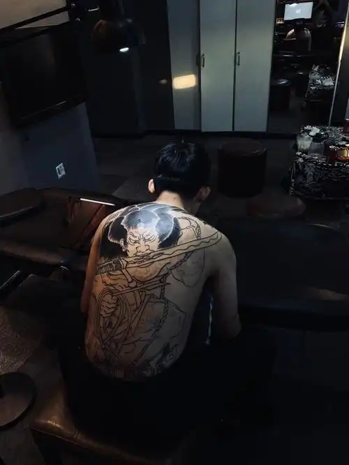 所以只做了人物部分#张顺破水门  #老传统满背  #老传统水浒人物