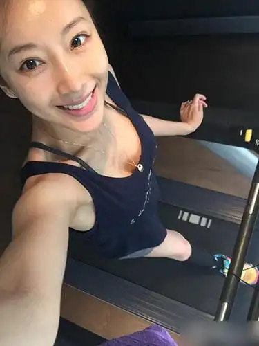 隋唐怀孕4月晒跑步健身照 下巴尖长不见孕肚/图