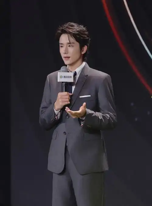 张新成精英人士具象化##张新成灰色西装##鹅剧派对