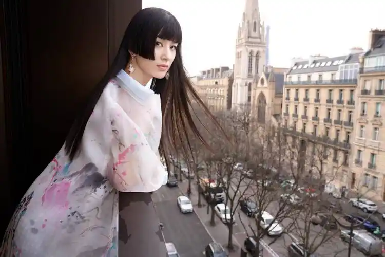 黄圣依巴黎时装周美出圈,古风天珠造型被赞东方美_时尚_文化_水墨