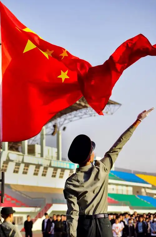 03 综合新闻活动中,国旗护卫队迈着整齐的步伐,护送国旗入场.