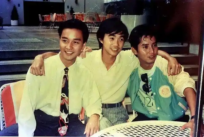 个人认为,港台娱乐圈最酷似张国荣的就是张智霖和小虎队成员陈志朋