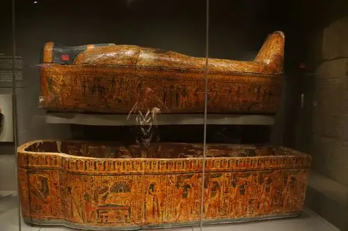 到新王国时期(前1570-1070)开始流行棺材做成木乃伊形状并且画上脸