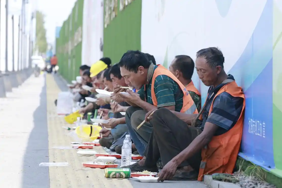 奋战在建筑工地的农民工兄弟们你们辛苦了,午餐中.拍摄于沈阳某工地