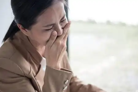 亚洲业务女人在哭,女商人累坏了从 th照片