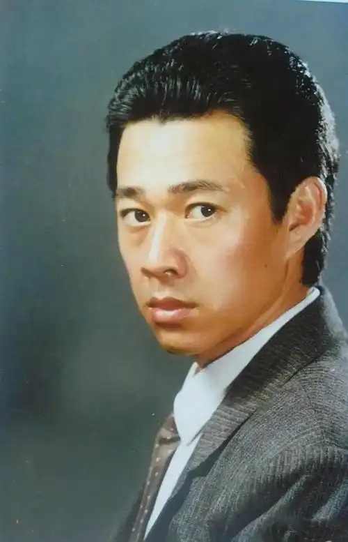 70年代,帅气小伙张丰毅照片,年轻时浓眉大眼身高出众!_网易订阅