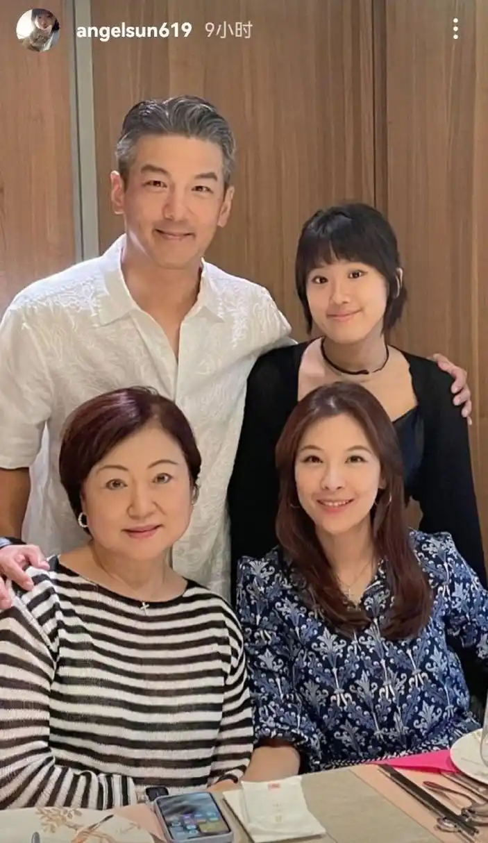 贾静雯大女儿晒与生父全家福,孙志浩现任妻子林若亚也出现在合照中.