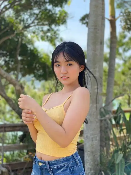 丰田露娜被夹推特图两张