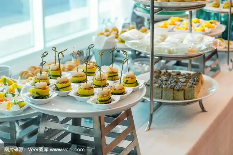 各式各样的甜点和美食优雅的鸡尾酒会派对