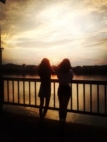 闺蜜就是可以陪你安静的站着,看日出 日落!