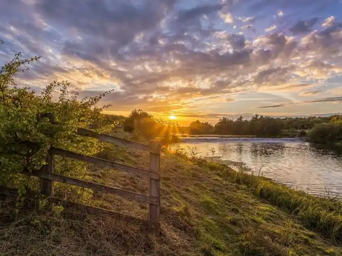 下载桌布 1600x1200 美丽的自然景观,围栏,河,草,云,日落 桌面背景