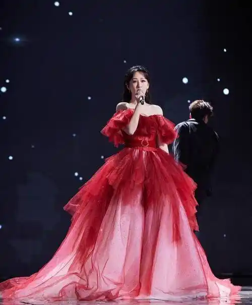 杨紫十一套礼服造型大赏,万年一字肩,也能美出圈_长裙_的设计_风格