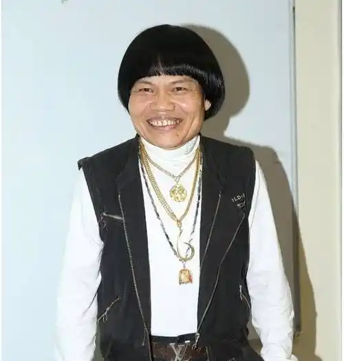 丑星八两金26岁儿子曝光,戴金链金表打扮贵气,儿子皮肤颜值高