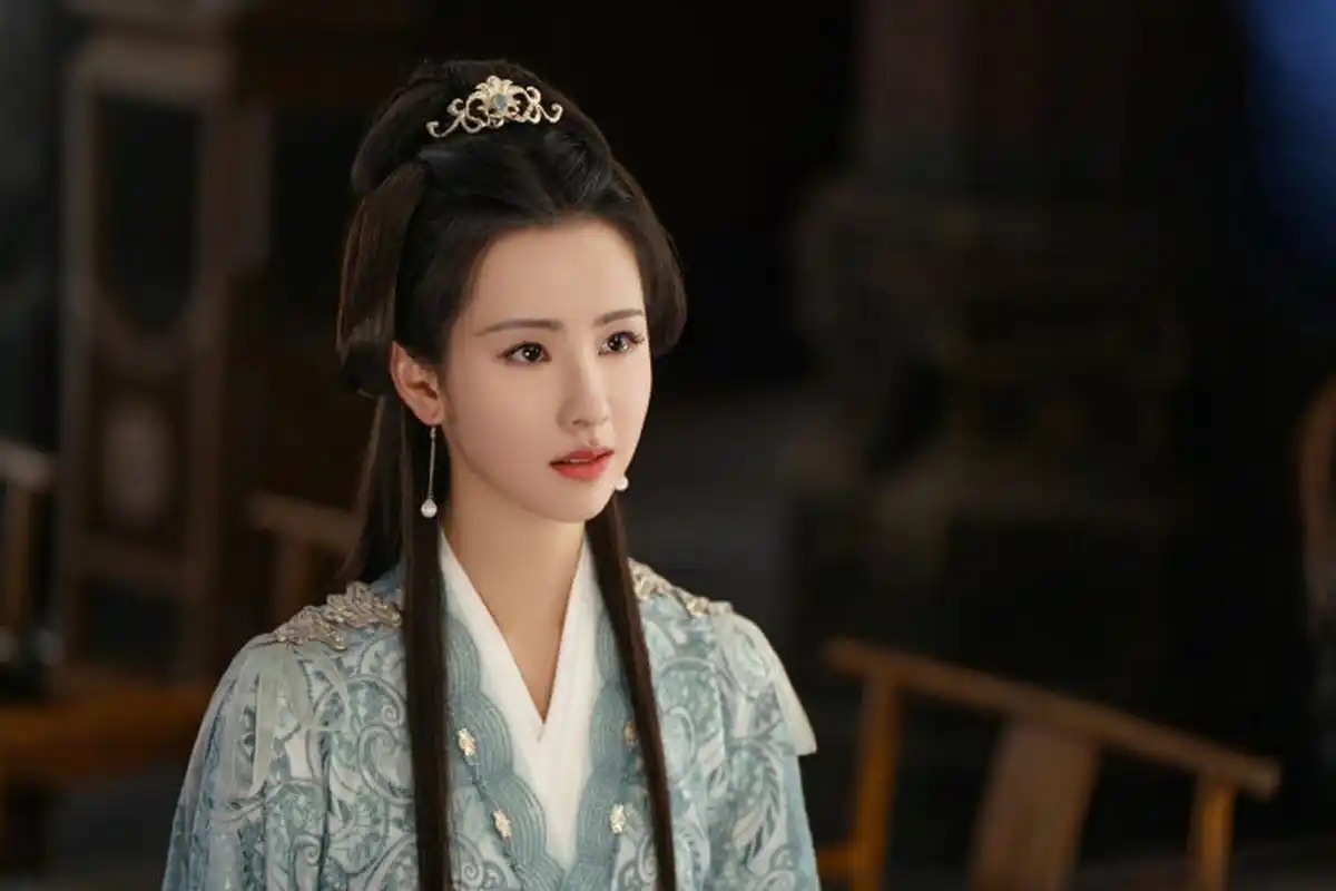 陈都灵在《莲花楼》中饰演的乔婉娩,身穿一袭青衣,秀发如云,头戴精致