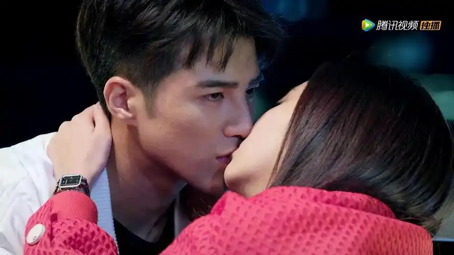 姜潮接吻时眼睛湿漉漉的