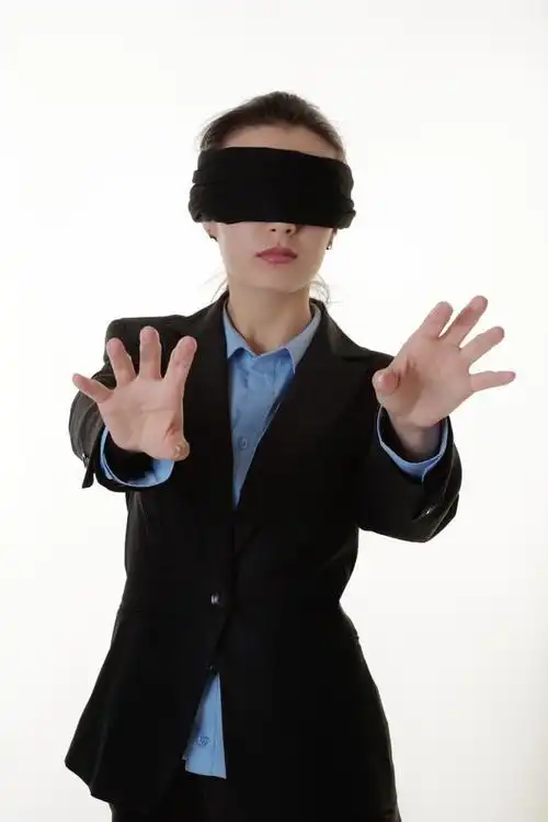 在业务中失明,3.蒙着眼睛的女人,看不清她要去哪里