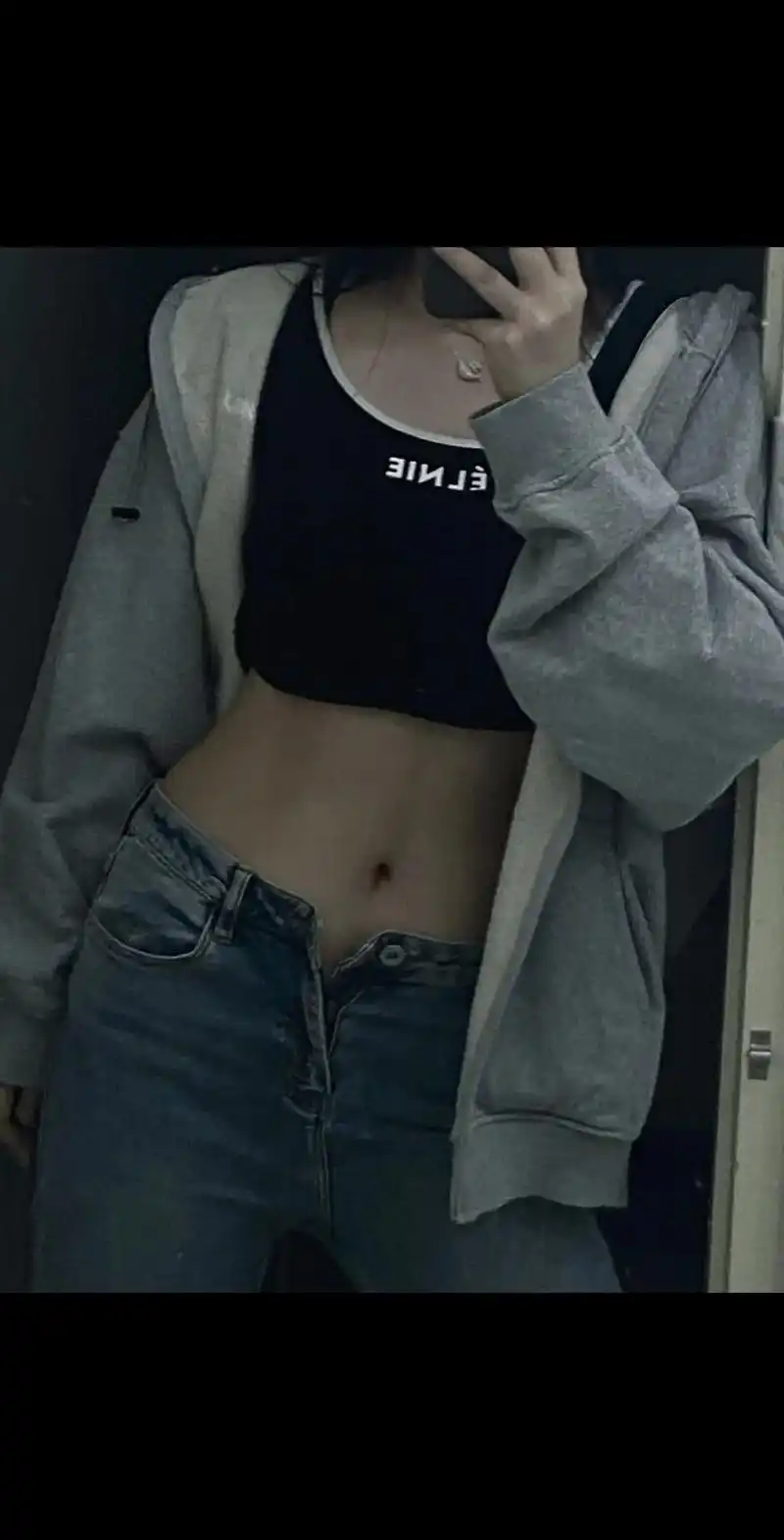 渴了喝水 饿了扇嘴#露腰杀 #腰臀比 - 抖音