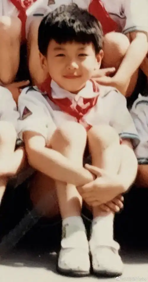 专组成立后第一个儿童节,放点张若昀的童年照
