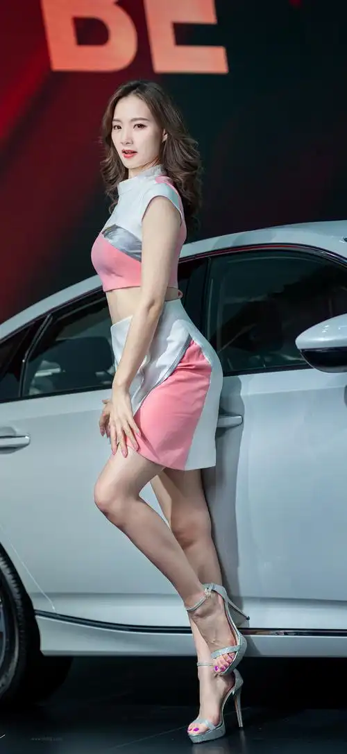 车模体态丰腴美女最火手机壁纸