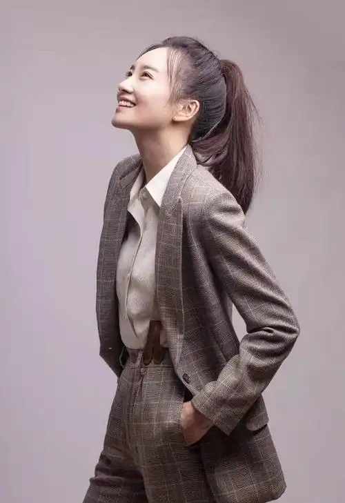 穿小香风外套扮成熟,身材有料超性感|西装|皮衣|冯越_网易订阅