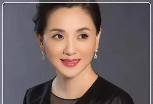 她出道至今几乎零绯闻,丈夫离世后多年未婚,现低调再婚家庭幸福