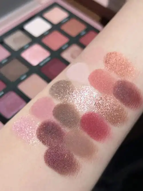 15色眼影盘,尽量差异化拆成四种四色眼影配色其实蔷薇盘画法挺多,并不