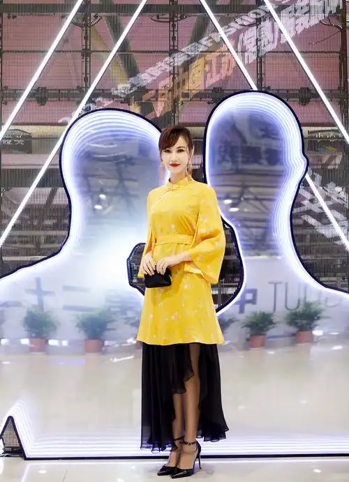 杨雪的五官立体,对于这种特别大气的着装,是很容易穿出它的韵味,上身