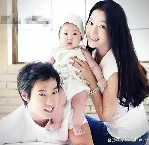 杨颖晒全家福庆生7岁小海绵暴风抽高穿3300元衣牵外公好暖