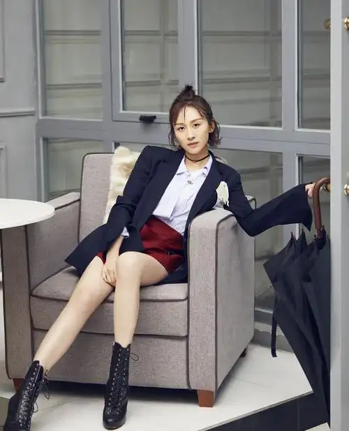 明星图片 大陆 女 练练 > 练练修长美腿时尚街拍写