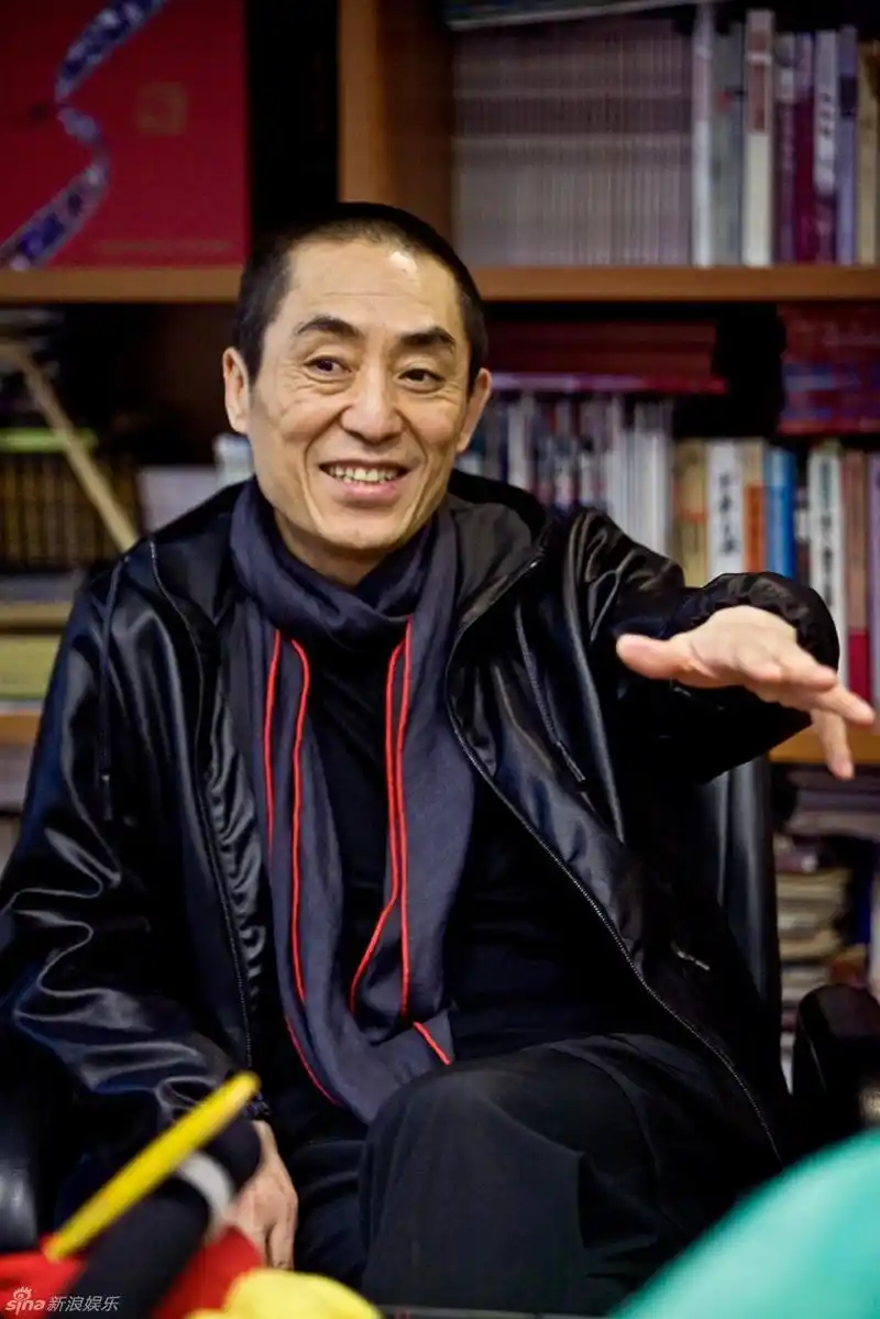 高清组图:张艺谋对话新浪 可爱表情连拍_高清图集_新浪网