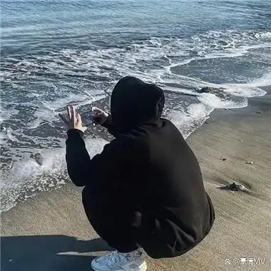 孤独感拉满的男生背影头像_ins落寞气质男头合集