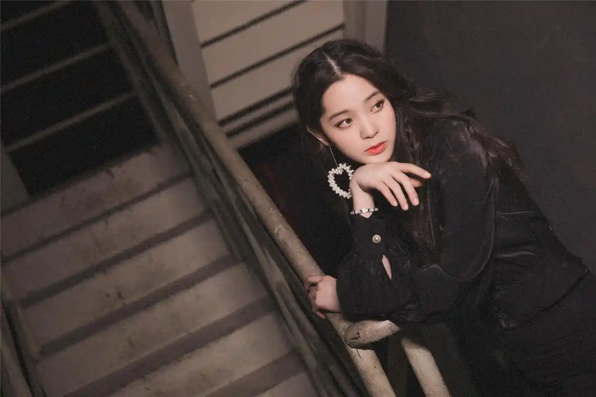 欧阳娜娜西装黑白高清桌面壁纸