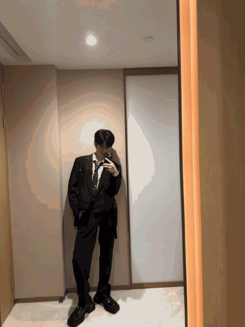 张真源深夜晒对镜自拍live