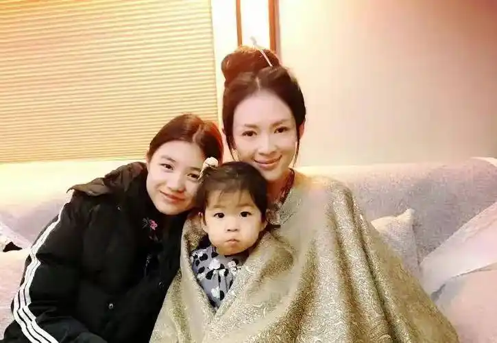 小苹果不敢阻止汪峰离婚,衣食住行依赖父亲,章子怡关爱不给钱_葛荟婕