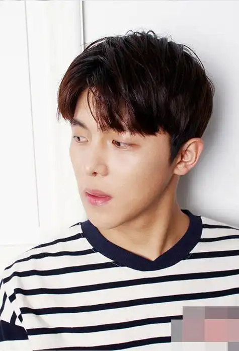 韩国男生低调帅气卷发大全 走进职场的男生短发发型帅酷潮流的男生卷