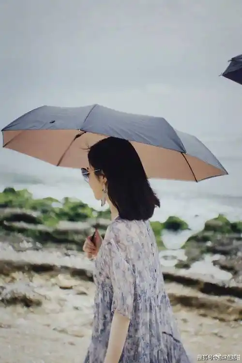 景甜穿碎花纱裙美丽大方一头短发飘逸灵动海边漫步气质优雅