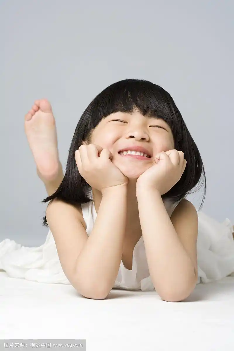 小女孩趴着