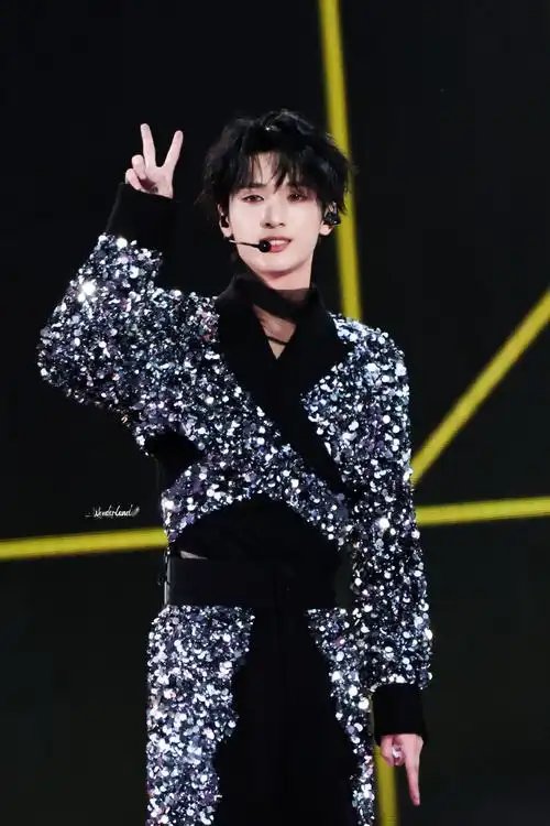 严浩翔脸颊比心##严浩翔饭撒