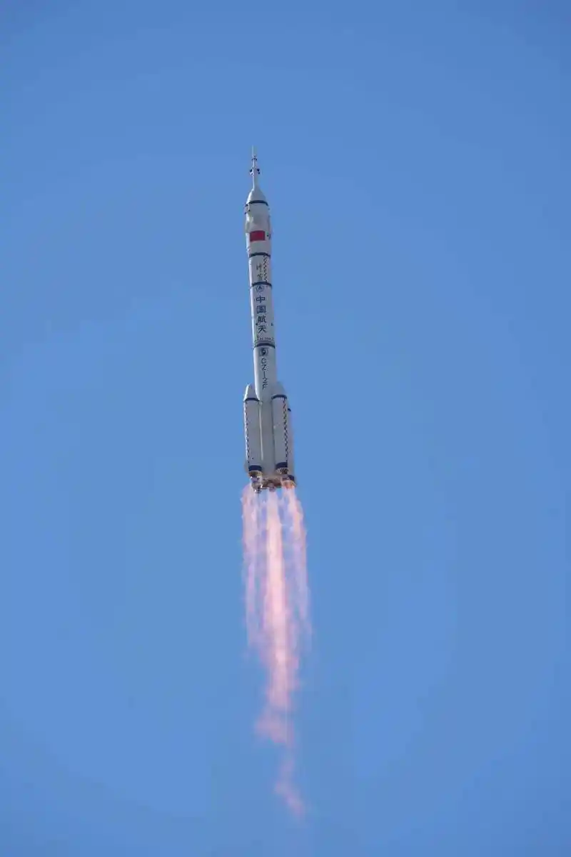 长二f火箭升空  宿东 摄随后,船箭分离,飞船精准进入预定轨道,发射