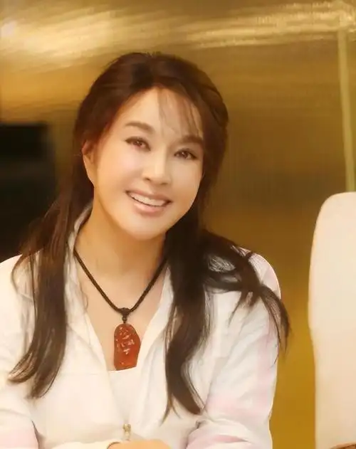 刘晓庆与79岁李谷一同框6岁之差宛如隔代一个像女儿一个似妈