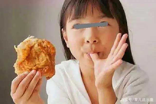8岁女孩性早熟,医生忠告:这份食物黑名单收好,家长别再坑娃了