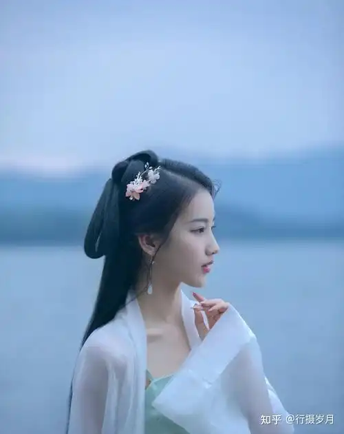 我是千年前的那个女子,素眉淡眼,白衣白裙 - 知乎