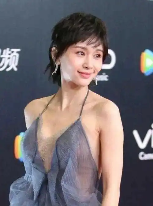 159的王子文身材真有料穿挂脖露背连衣裙配短发气质真养眼