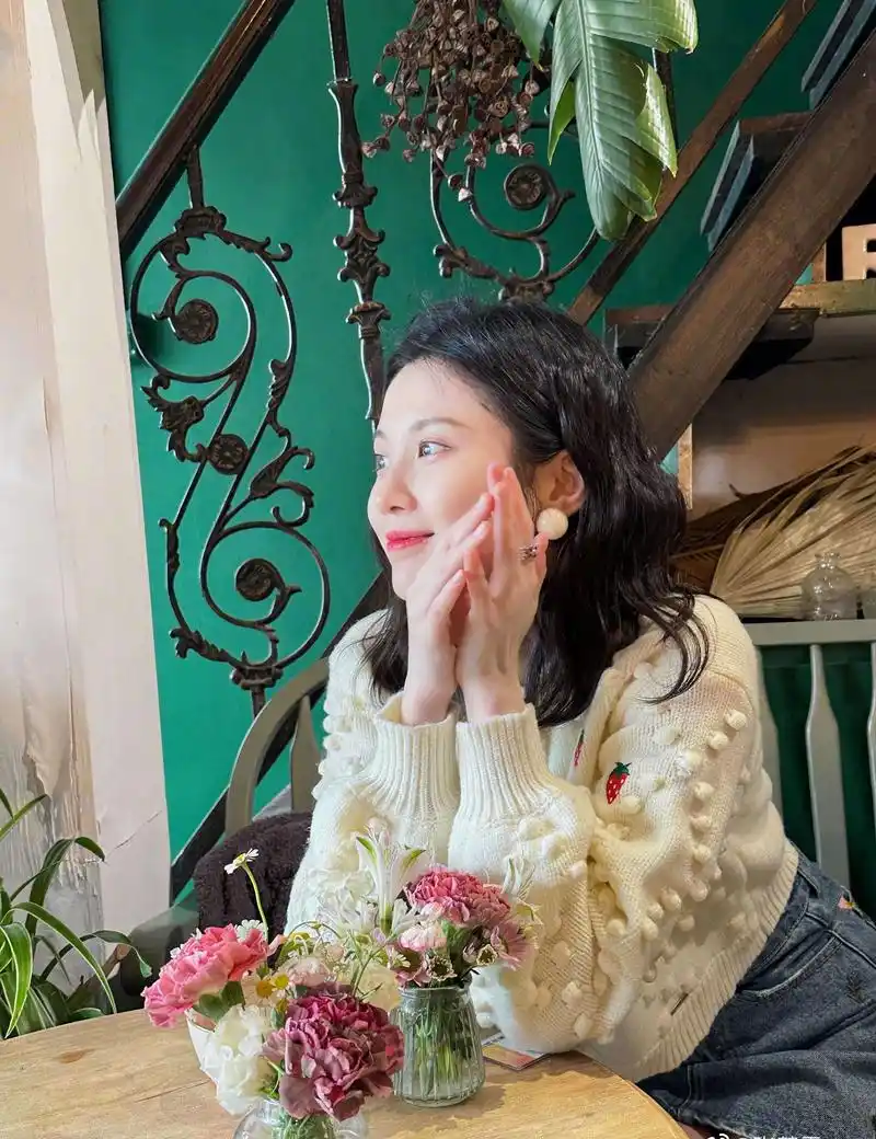 张慧雯牛仔短裤美腿甜美生活照